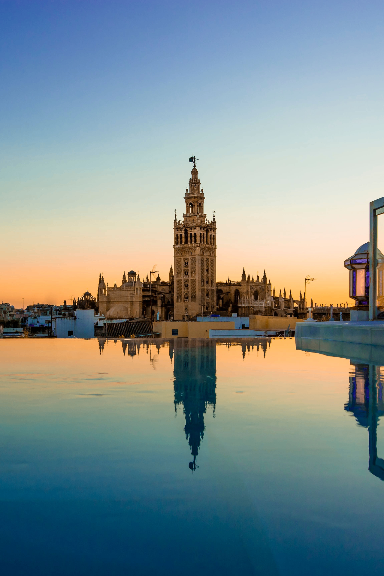 Giralda de Sevilla al atardecer